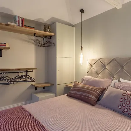 Stylish Downtown Duplex 2br Walk Everywhere! דירה