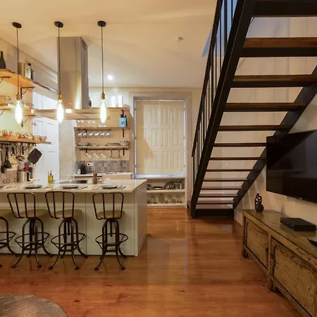 Stylish Downtown Duplex 2br Walk Everywhere! * 波尔图